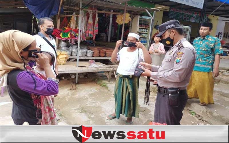 Upaya Disiplinkan Prokes, Polsek Sinergi Dengan Tomas Di Proppo Pamekasan