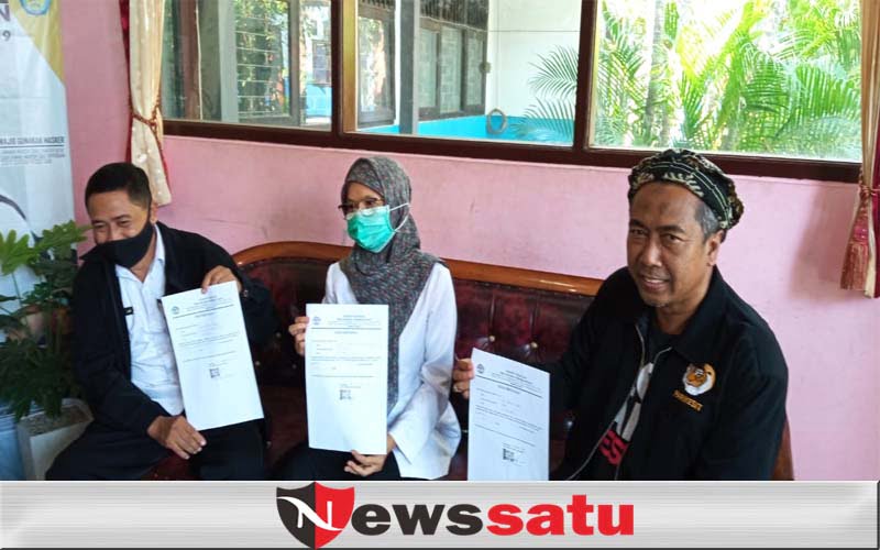 Kepala Sekolah tengah, Ketua PGRI Kota Probolinggo dan kuasa hukum PGRI
