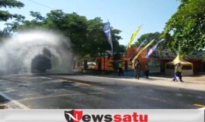 Water Canon Polres Pamekasan Semprotkan Desinfektan di Tempat Wisata dan Jalan Raya