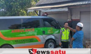 Ambulance Sumenep Nyeruduk Warung di Sampang