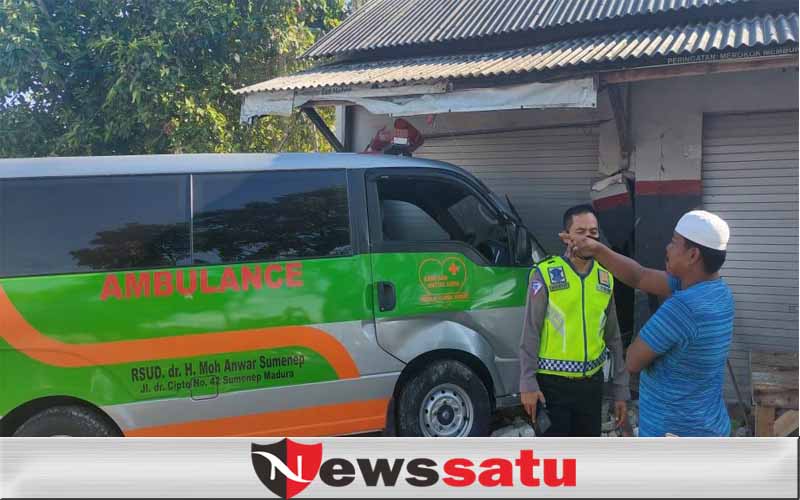 Ambulance Sumenep Nyeruduk Warung di Sampang