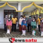 Berbagi Berkah dan Bersih-Bersih Masjid, Polisi di Pamekasan Berbhakti Untuk Umat