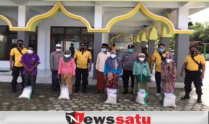 Berbagi Berkah dan Bersih-Bersih Masjid, Polisi di Pamekasan Berbhakti Untuk Umat