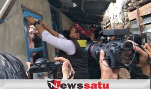 Bupati Pamekasan Blusukan Pasang Stiker di Rumah Penerima Bantuan Lansia