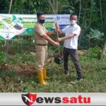 Dukung Program Penghijauan Pemkab Pamekasan Tanam 110 Bibit Pohon di Kelurahan Gladak Anyar
