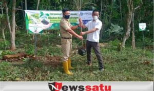 Dukung Program Penghijauan Pemkab Pamekasan Tanam 110 Bibit Pohon di Kelurahan Gladak Anyar