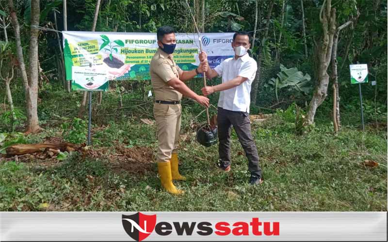 Dukung Program Penghijauan Pemkab Pamekasan Tanam 110 Bibit Pohon di Kelurahan Gladak Anyar