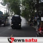 Cegah Penyebaran Covid-19, Water Canon Polri Semprotkan Desinfektan Di Pamekasan