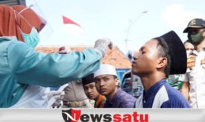 Pemeriksaan Tes Rapid Antigen Dilakukan Pada Penumpang Bus di Terminal Trunojoyo Sampang