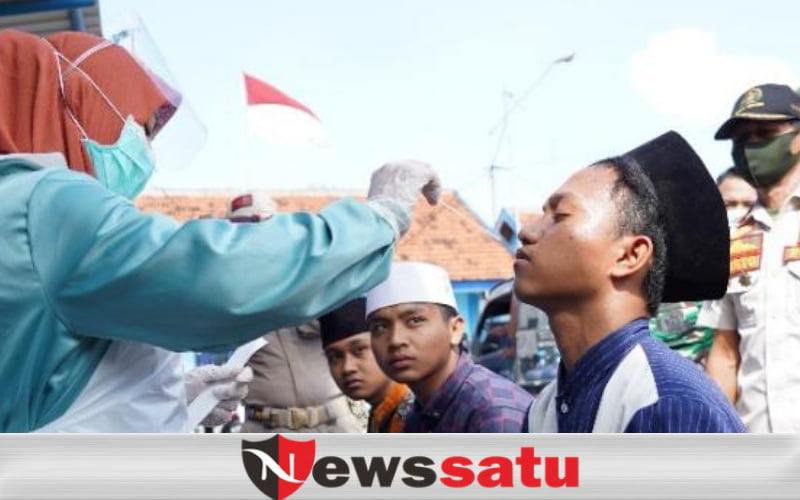 Pemeriksaan Tes Rapid Antigen Dilakukan Pada Penumpang Bus di Terminal Trunojoyo Sampang