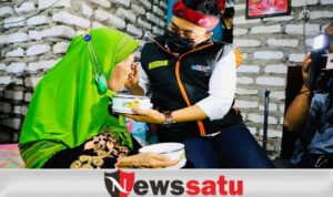 Ini Cara Bupati Baddrut Tamam Dekatkan Diri Dengan Lansia Sebatangkara di Pamekasan