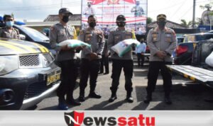 Maknai Hari Bhayangkara Ke 75, Polres Gelar Bansos di Pamekasan