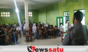 Binmas Polsek Ajarkan Disiplin Dini pada Pelajar di Palengaan Pamekasan