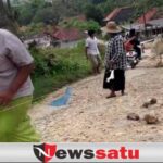 Jemu Dengan Jalan Rusak, Warga Tanjung Pegantenan Swadaya Galang Amal Perbaiki Jalan Poros Desa