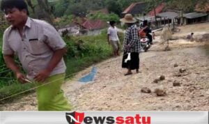 Jemu Dengan Jalan Rusak, Warga Tanjung Pegantenan Swadaya Galang Amal Perbaiki Jalan Poros Desa