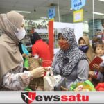 Ketua PKK Kota Probolinggo Bagikan Souvenir Kepada Pengunjung Swalayan