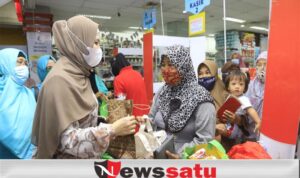 Ketua PKK Kota Probolinggo Bagikan Souvenir Kepada Pengunjung Swalayan