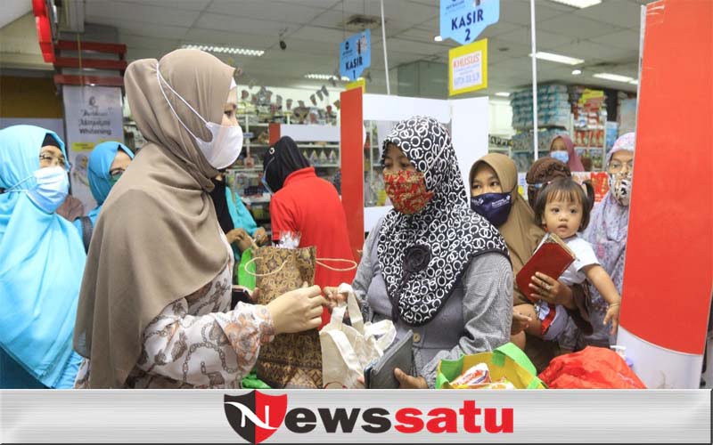 Ketua PKK Kota Probolinggo Bagikan Souvenir Kepada Pengunjung Swalayan