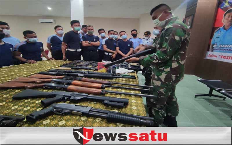Kompi A Mekanis 516 Bantu Cek Senpi Personil dan Senjata Lapas Kelas IIA Pamekasan