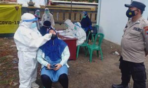 Polsek Ketapang Sampang Gelar Vaksinasi Covid-19 dan Swab Antigen Acak di Terminal Perbatasan