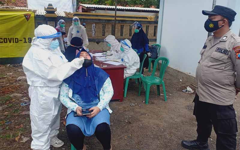 Polsek Ketapang Gelar Vaksinasi Covid-19 dan Swab Antigen Acak di Terminal Perbatasan