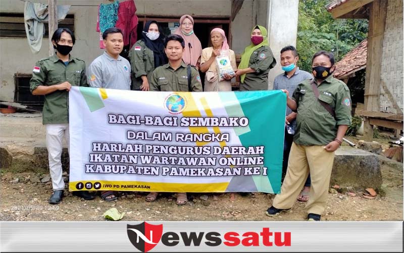 Syukuri Setahun Berkiprah, IWO PD Pamekasan Bagikan 100 Sembako Pada Lansia di Pelosok