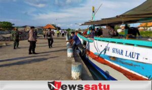 TNI-POLRI dan Pemkab Sampang Vaksinasi Warga Pulau Mandangin Di Pelabuhan Tanglok