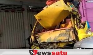 Truk Seruduk Bangunan Beton di Jalan Raya Tlanakan Pamekasan