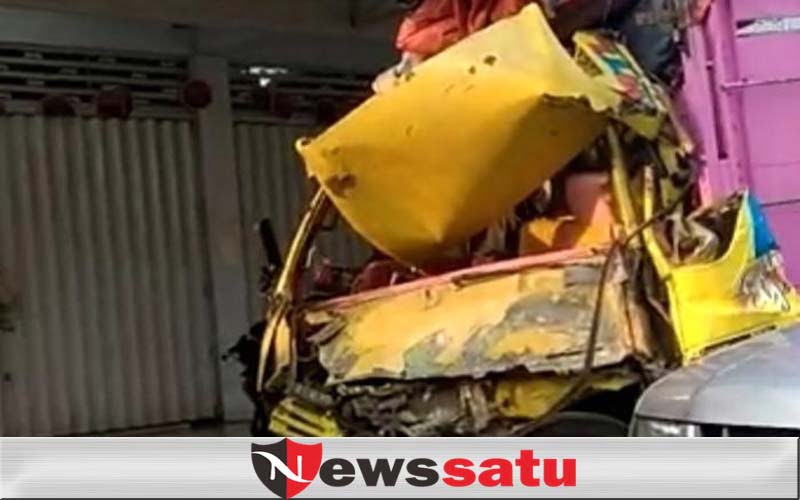 Truk Seruduk Bangunan Beton di Jalan Raya Tlanakan Pamekasan