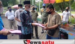 Bupati Bondowoso Berikan Bantuan Ratusan Pekerja Terdampak PPKM