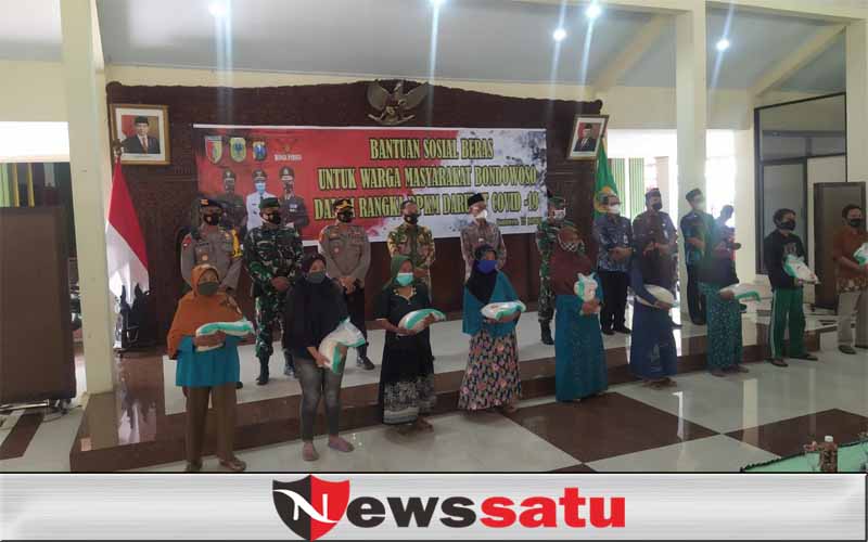 Bupati Bondowoso Serahkan 62 Ton Beras Pada Masyarakat Terdampak PPKM