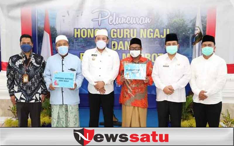 Bupati Sampang Tebar Bantuan Tunai Untuk Guru Ngaji dan Marbot