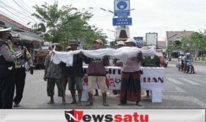 Gendong Pocong Korban Virus Covid-19, Akibat Warga Sampang Tak Pakai Masker