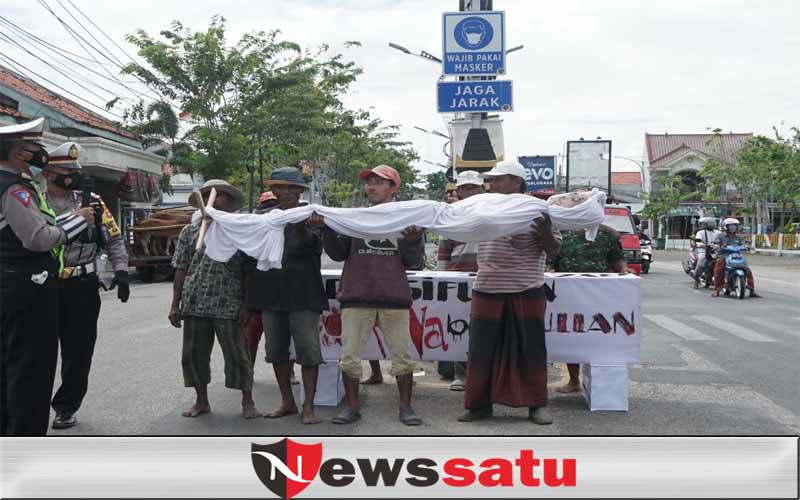 Gendong Pocong Korban Virus Covid-19, Akibat Warga Sampang Tak Pakai Masker