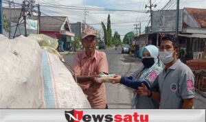 Iwo Pamekasan Bagikan Makanan dan Vitamin pada Warga
