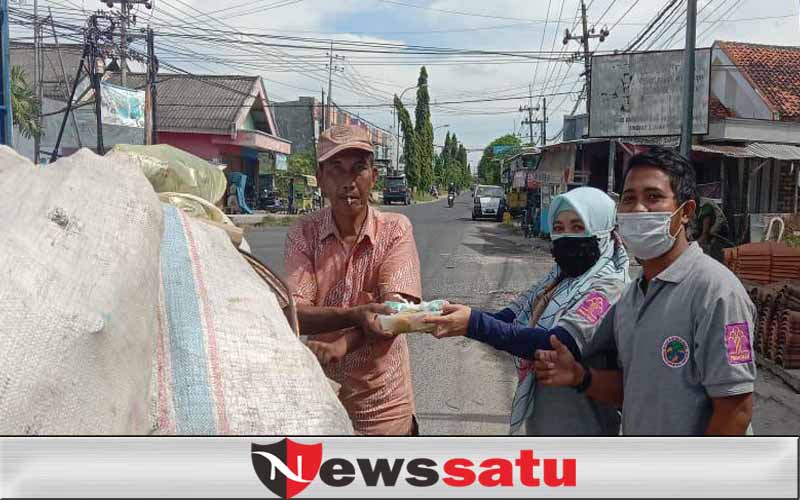 Iwo Pamekasan Bagikan Makanan dan Vitamin pada Warga