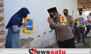 Kapolres Bagikan Daging Kurban Untuk Kecerian Lebaran Warga Pamekasan
