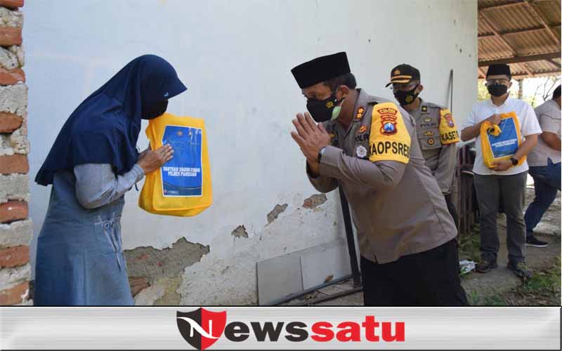 Kapolres Bagikan Daging Kurban Untuk Kecerian Lebaran Warga Pamekasan