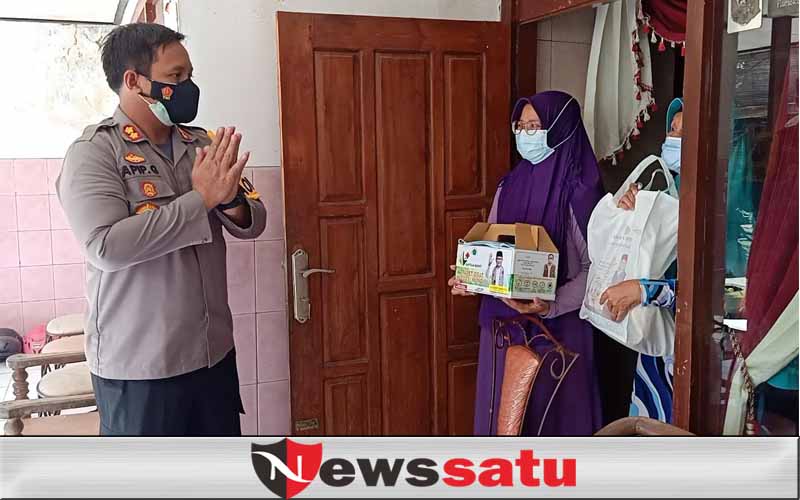 Kapolres Pamekasan Beri Paket Sembako dan Suplemen Pasien Isoman
