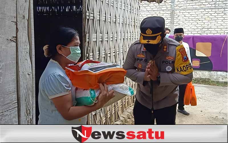 Kapolres Pamekasan bersama Toga Imbau Warga Tidak Panik dan Bagi Bansos