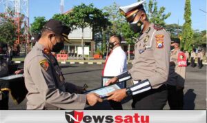 Kapolres Sampang Beri Piagam Penghargaan Kepada Anggota Polres Berprestasi