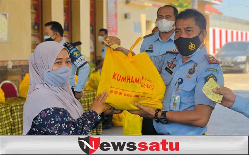 Kemenkumham RI Salurkan Bansos Masyarakat melalui Lapas Kelas IIA Pamekasan Kemenkumham RI Salurkan Bansos Masyarakat melalui Lapas Kelas IIA Pamekasan