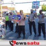 Kuatkan PPKM Mikro Darurat, Kapolres Pamekasan Bagikan Masker di Jalan Protokol