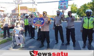 Kuatkan PPKM Mikro Darurat, Kapolres Pamekasan Bagikan Masker di Jalan Protokol