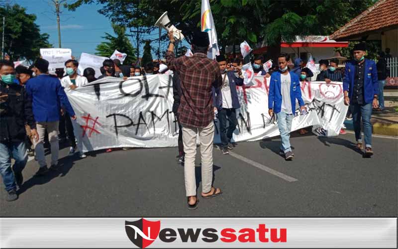 Massa Aksi Kepung Kantor Pemkab Pamekasan, Pertanyakan Penanggulangan Pandemi