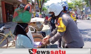Naik Sepeda Motor, Kapolres Bagikan Bansos Pada Warga Kurang Mampu yang Dijumpai