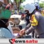 Naik Sepeda Motor, Kapolres Bagikan Bansos Pada Warga Kurang Mampu yang Dijumpai