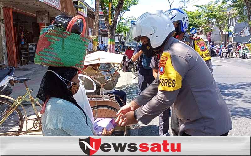 Naik Sepeda Motor, Kapolres Bagikan Bansos Pada Warga Kurang Mampu yang Dijumpai