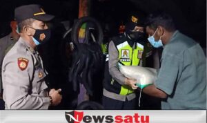 PKL Malam Kesulitan Berjualan pada PPKM Level III, Polres Tebar Bansos di Pamekasan