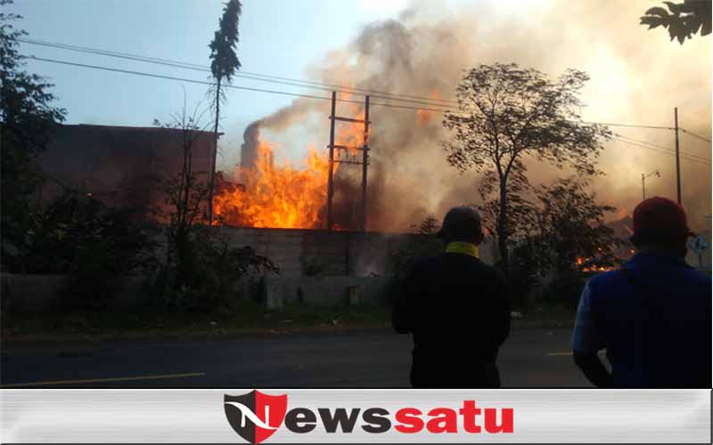 Pabrik Kayu Terbakar, Walikota Probolinggo Langsung Kelokasi